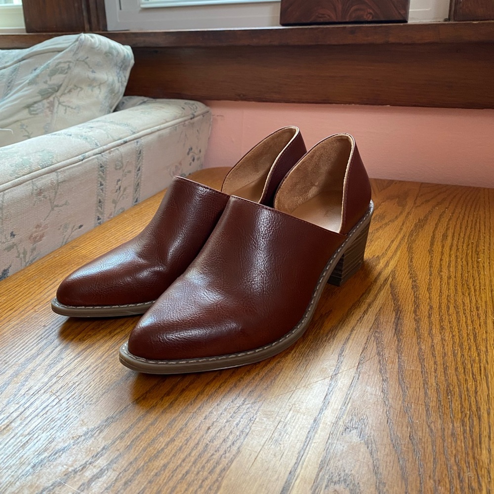 Universal Thread Women’s Rylie Cognac Pointed Toe Ankle Booties
